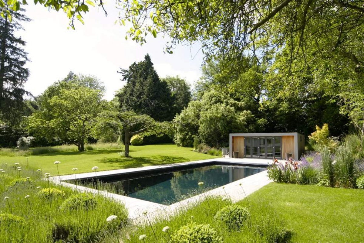 bazén v modernej záhrade