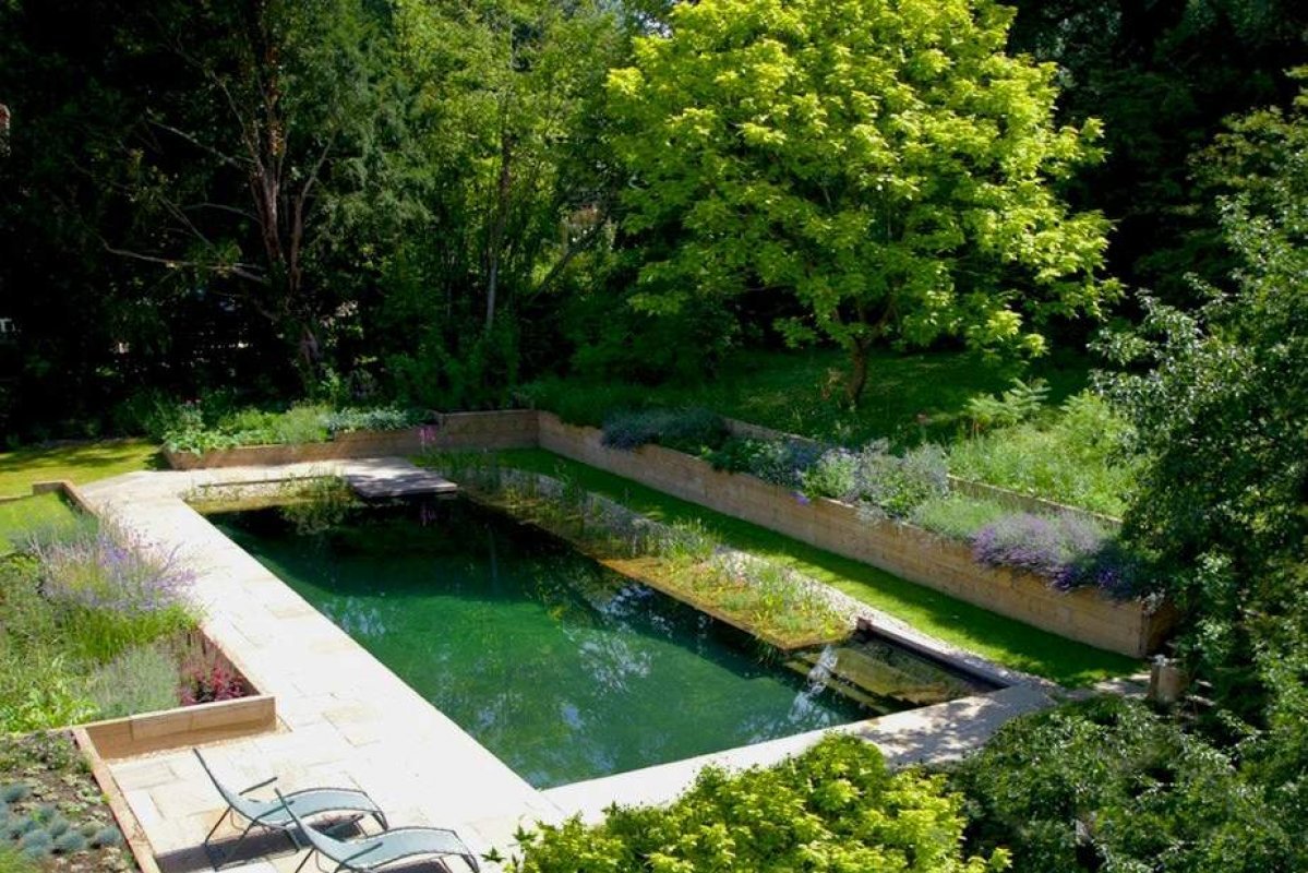moderný bazén v záhrade
